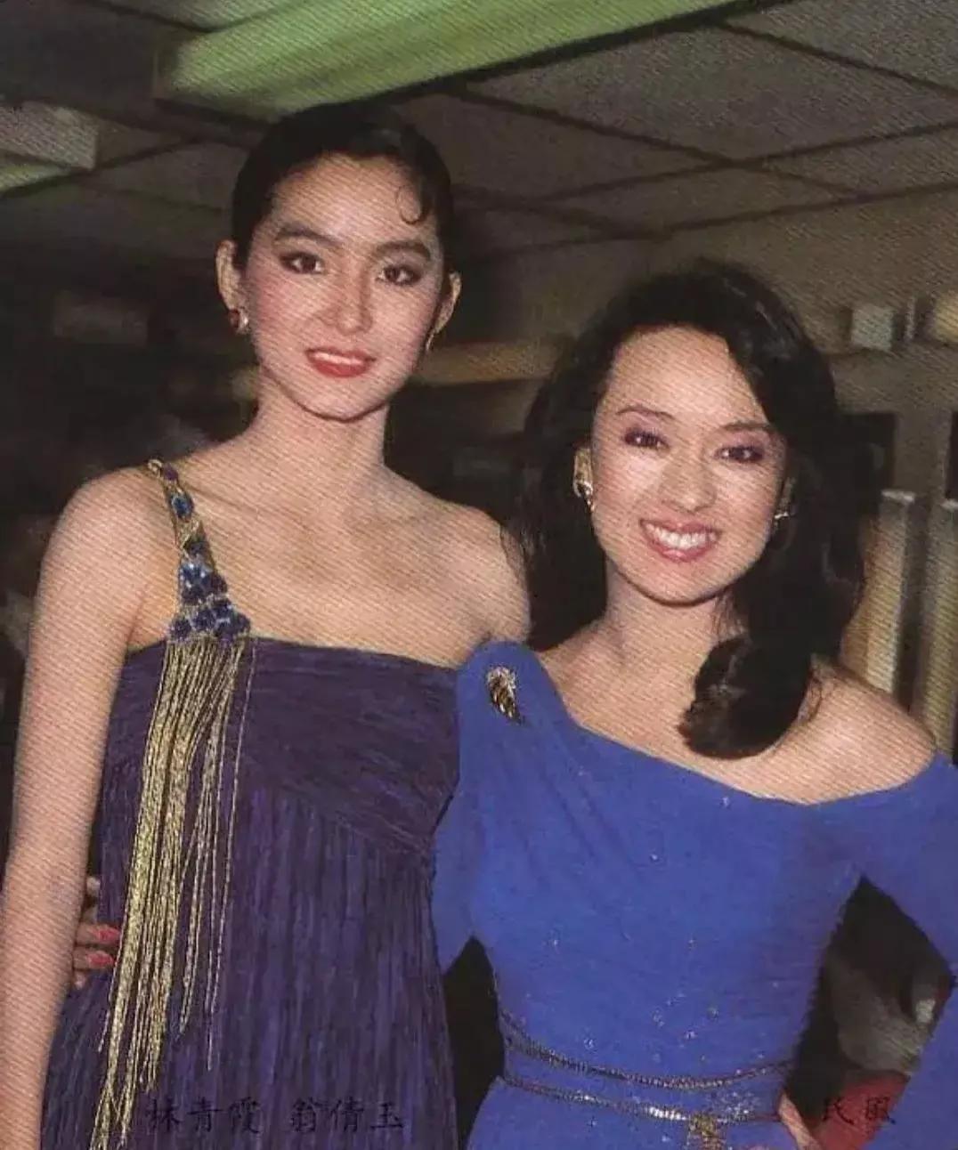 照片中的两位美女是谁？你们一眼认出了吗？左边是大美女林青霞，右边的美女是翁倩玉，