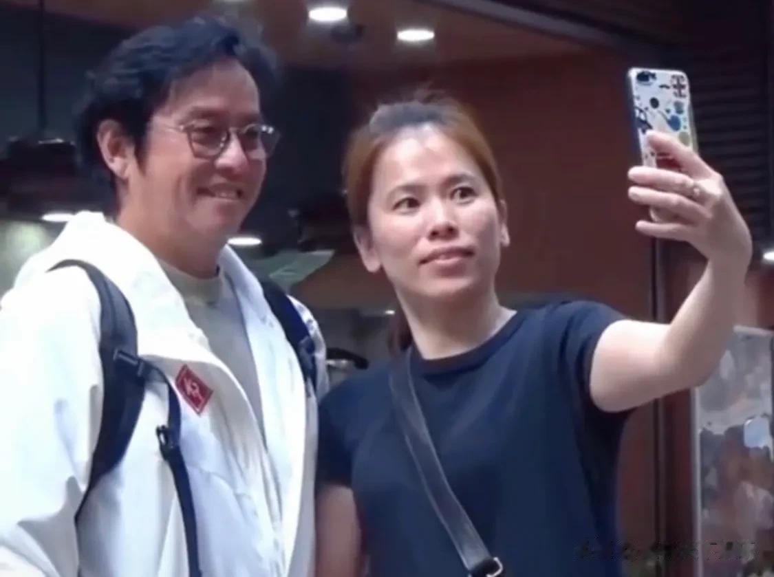 谭咏麟独自现身香港街头购物，72岁的他头发稀疏慈祥了很多，他的歌声传承了一代人的