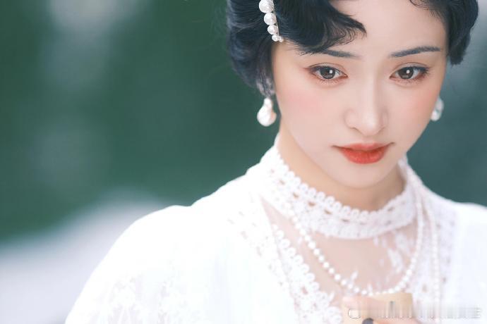 沈月白月光和朱砂痣沈月留洋千金和民国大小姐 沈月新剧一人分饰两角，白月光的清新与