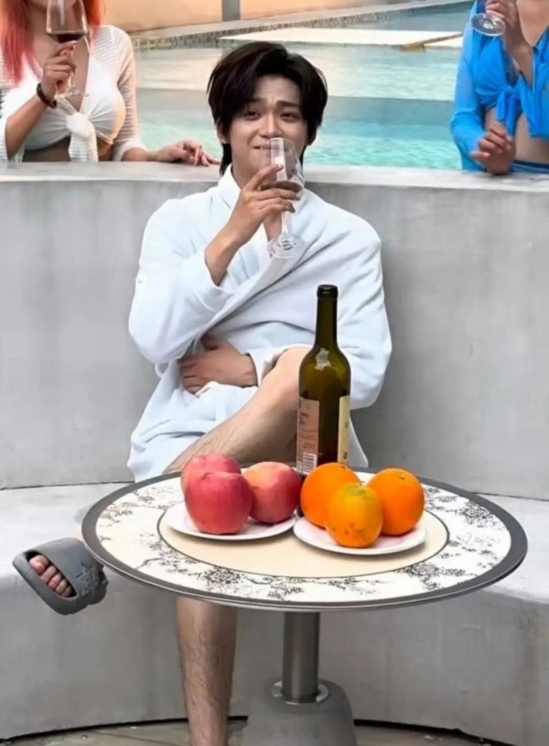 妈呀这腿毛，梓渝不是爱豆吗，怎么抽烟喝酒样样来连体毛管理都不用做 ​​​