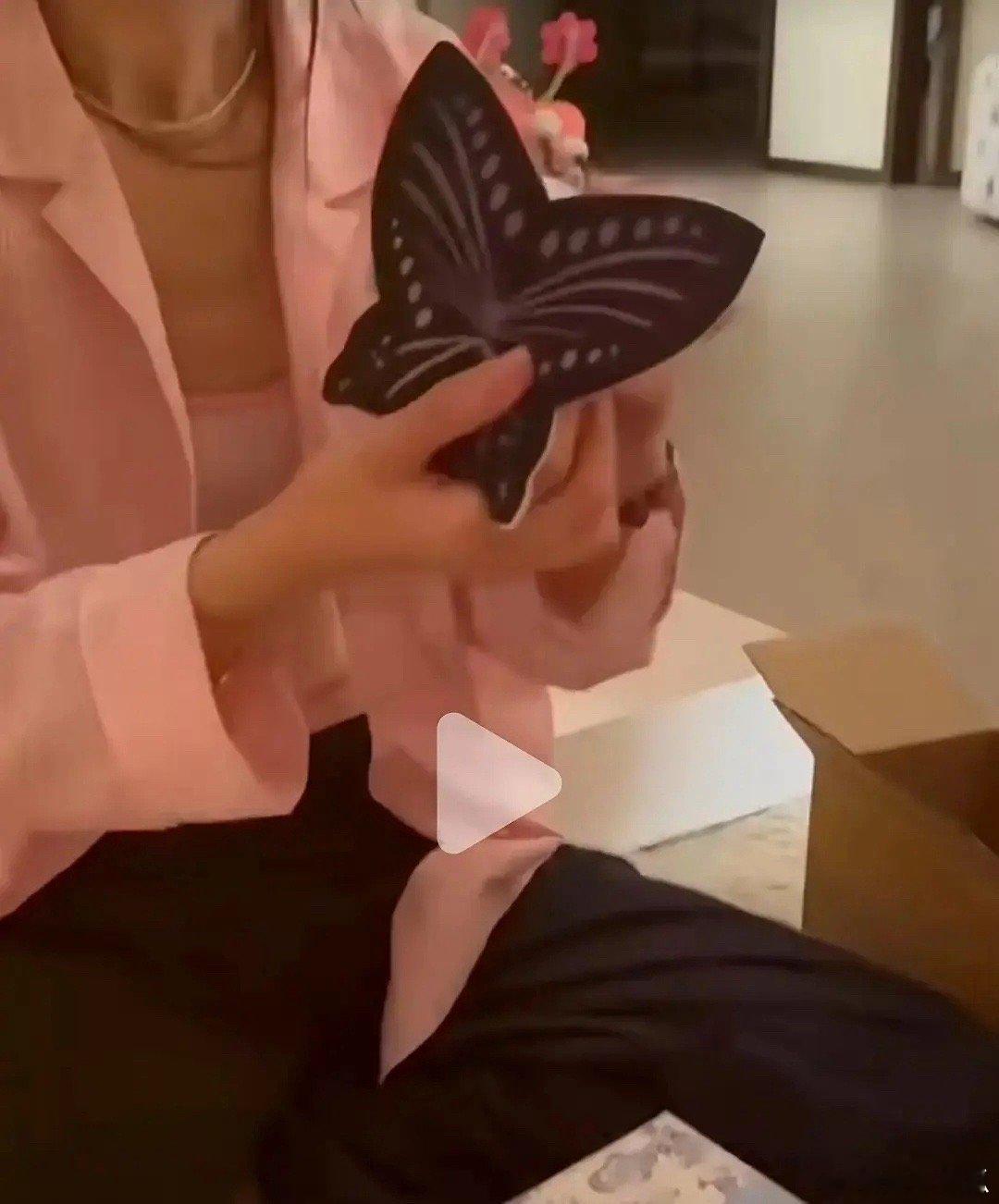 怎么感觉每个周雨彤的奇葩故事，都有金晨这个受害者啊哈哈[可爱] ​​​