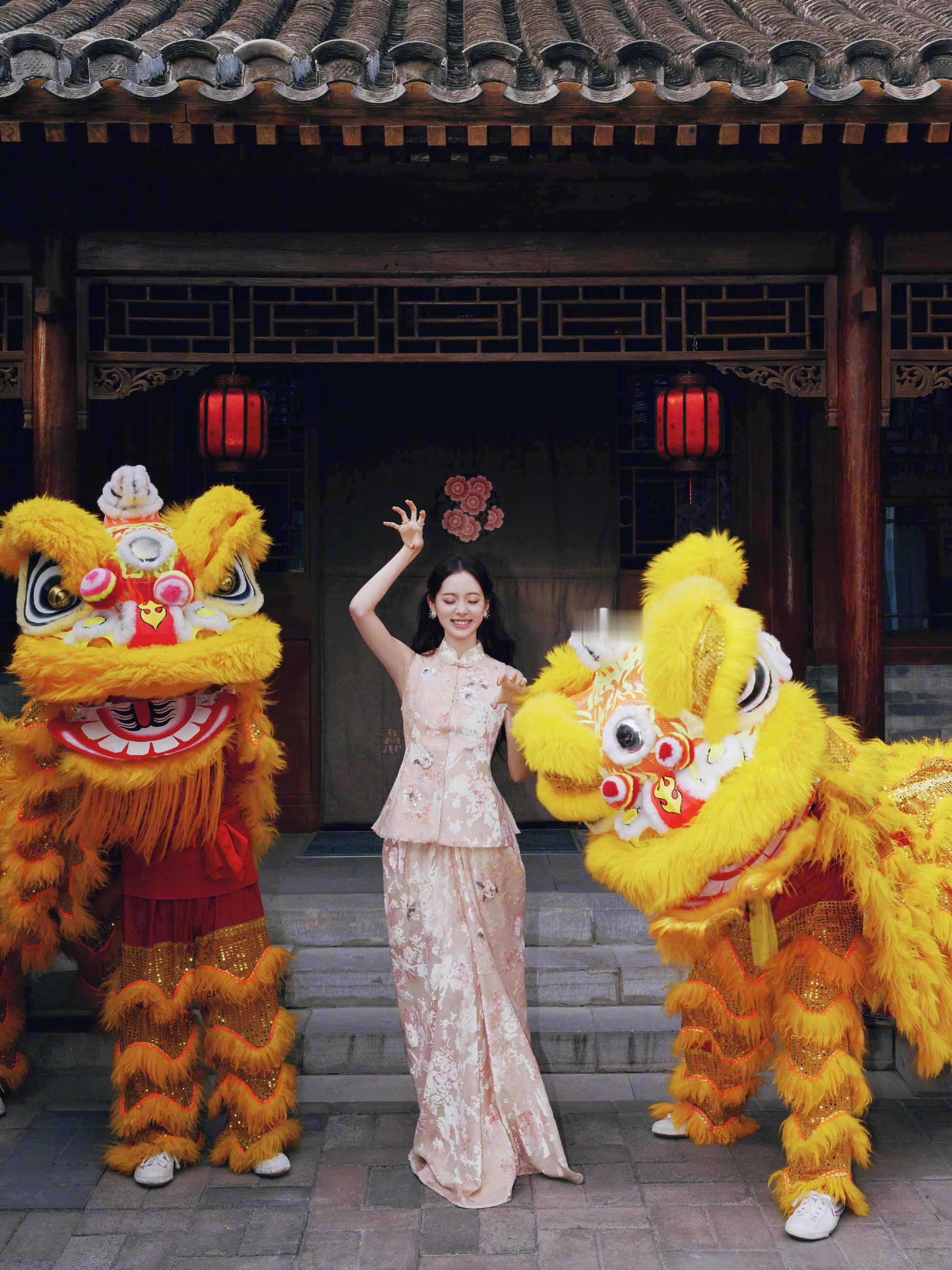 欧阳娜娜春晚 端庄大气又甜美可人，欧阳娜娜红裙舞台太圈粉，优雅盘发尽显东方韵味，