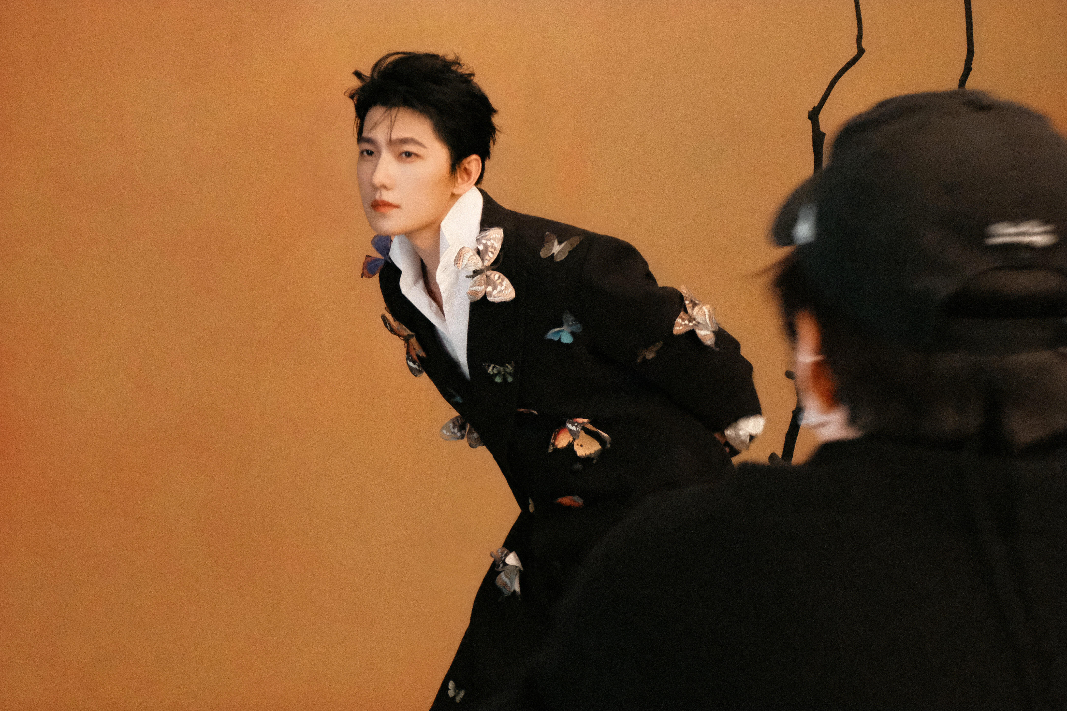 杨洋背头 杨洋以利落背头登《时尚COSMO》2026年2月刊，完美凸显优越骨相，