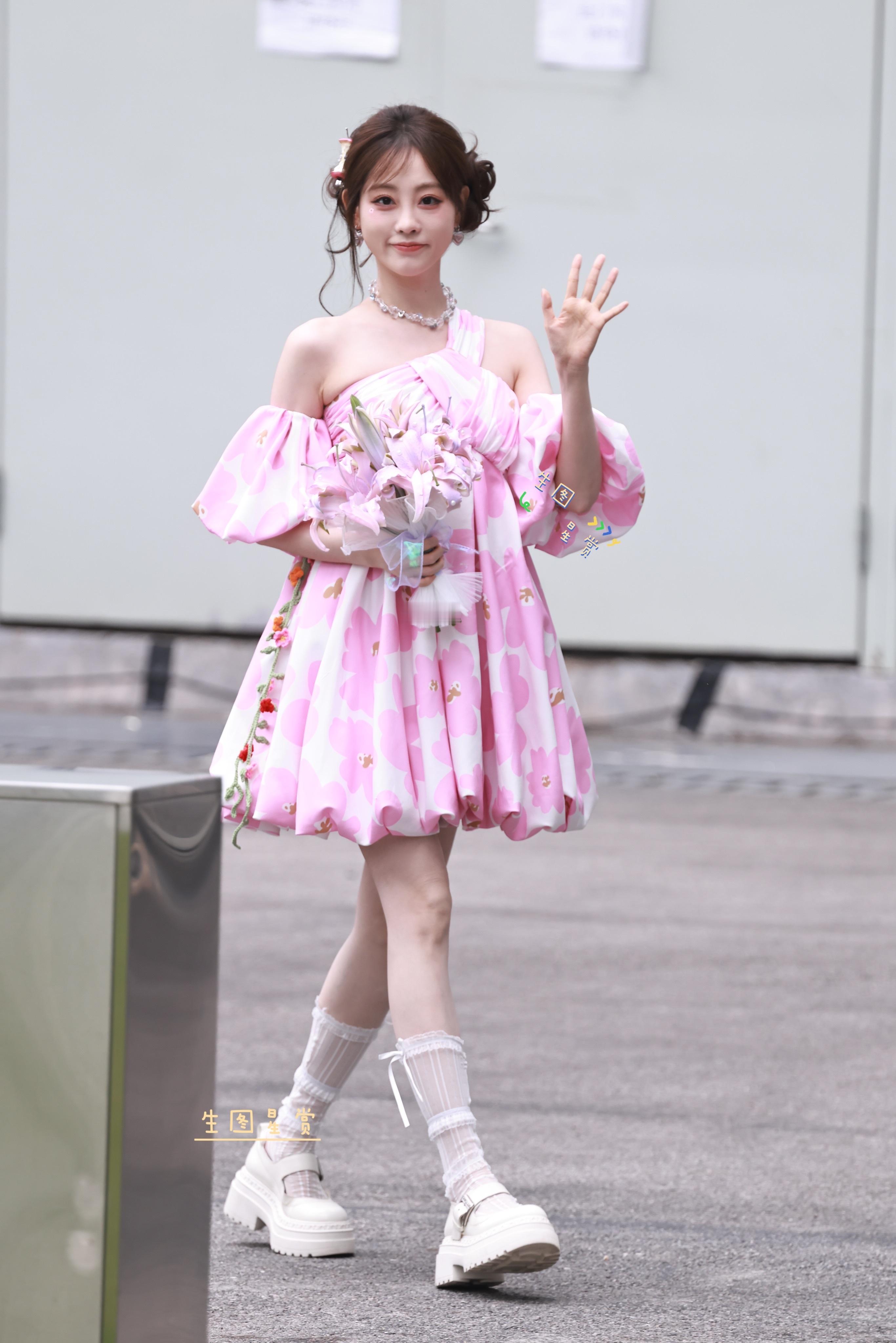 祝绪丹250527一见你就笑上班，粉色系甜甜的祝祝公主👸🏻🌸 祝绪丹[超话