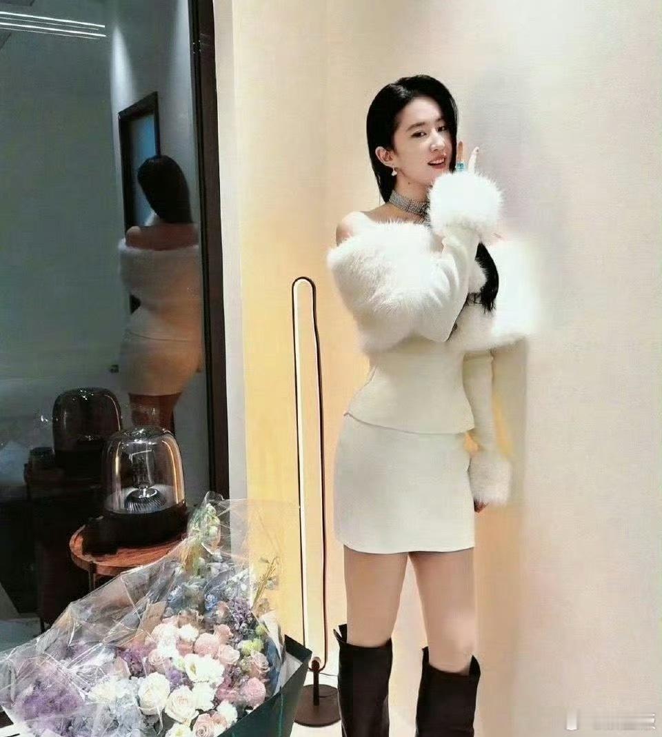 刘亦菲你要注意，背面的镜子给你反光了。 ​​​