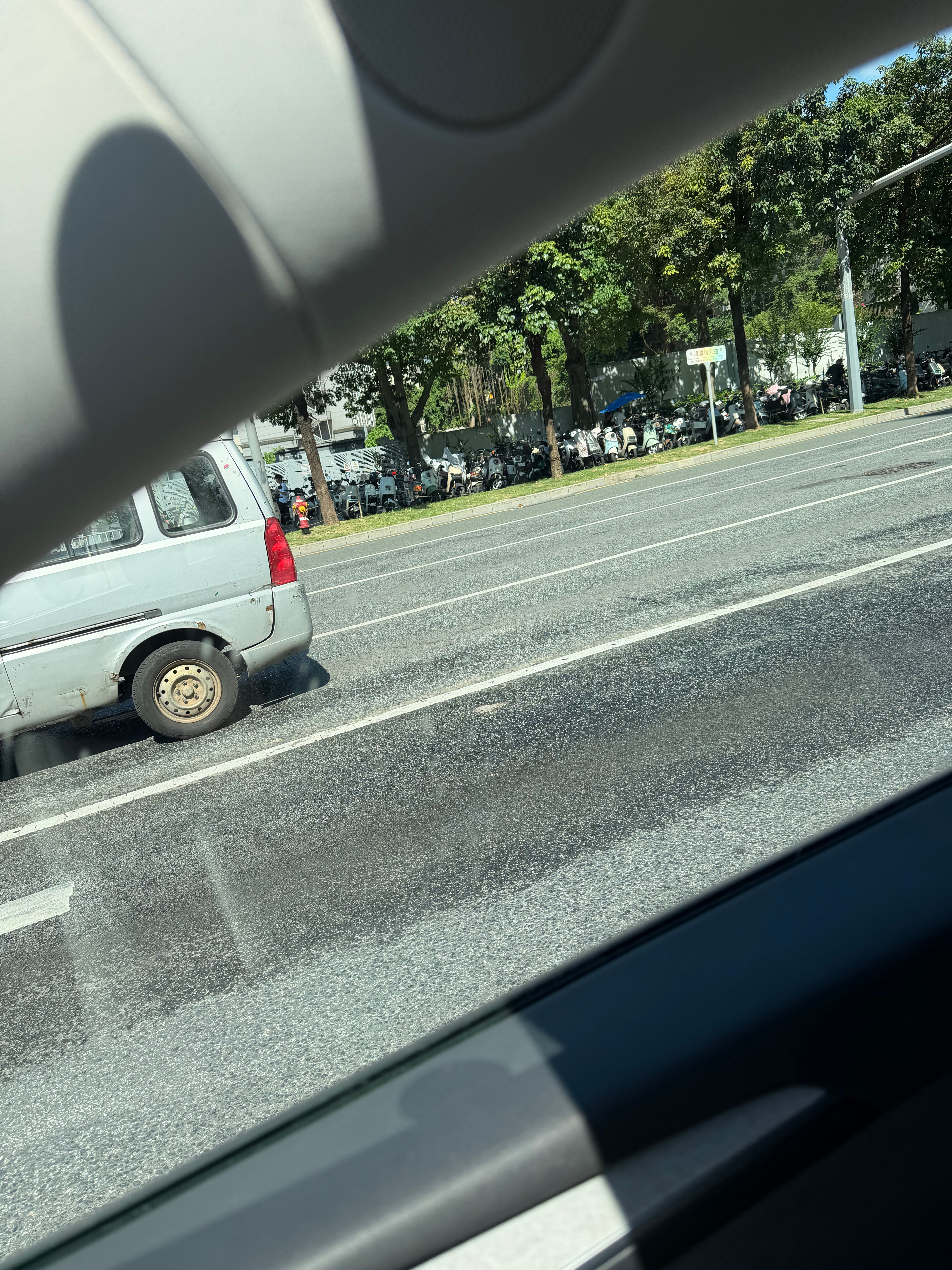 嗯，等红灯，前面最少还有4-5台车距离，目测是怕太阳晒，其实，可以不出门的，既然