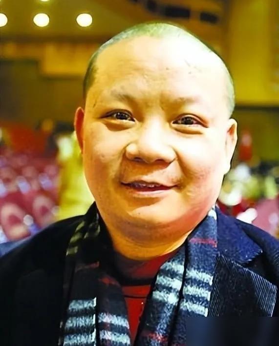 重庆有个足浴老板叫郭家富，高峰时身家百亿，给430名员工付了江景房首付，送了十多