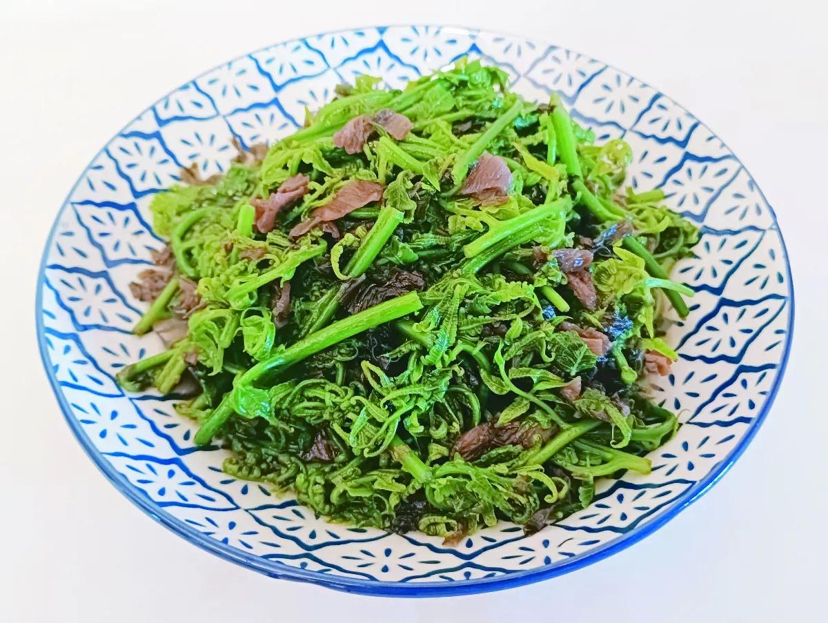 【过沟菜蕨炒福菜】

◎食材
过猫1把，福菜适量、姜丝适量、盐巴少许，橄榄油适量