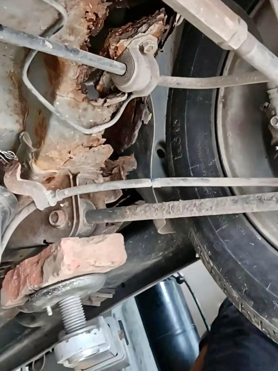 这可不是国产车，看这车的底盘都锈成啥了！ ​​​
