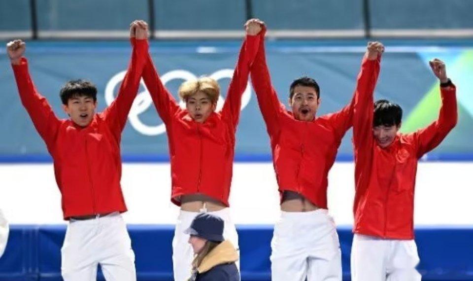 由宁忠岩、刘瀚彬、吴宇和李文淏组成的中国男团在速度滑冰团体追逐赛中以3分41秒3