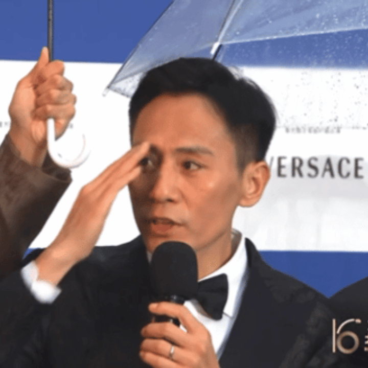 刘烨打伞 表面从容淡定，头顶大雨纷飞，刘烨红毯名场面诞生。北影节红毯