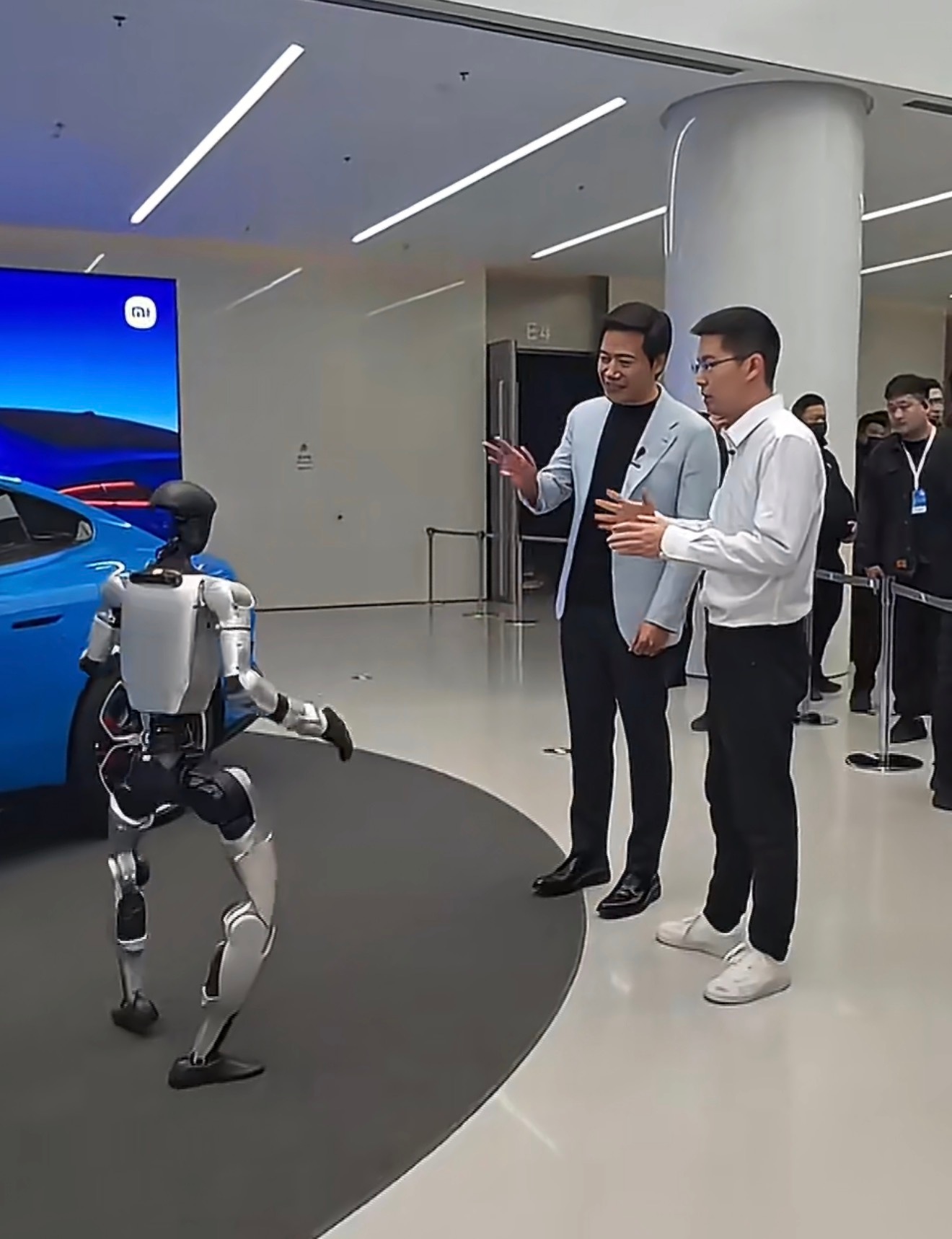 宇树科技的王兴兴带着机器人去了小米发布会现场，还表演了一段机器人跳舞。俩人现场聊