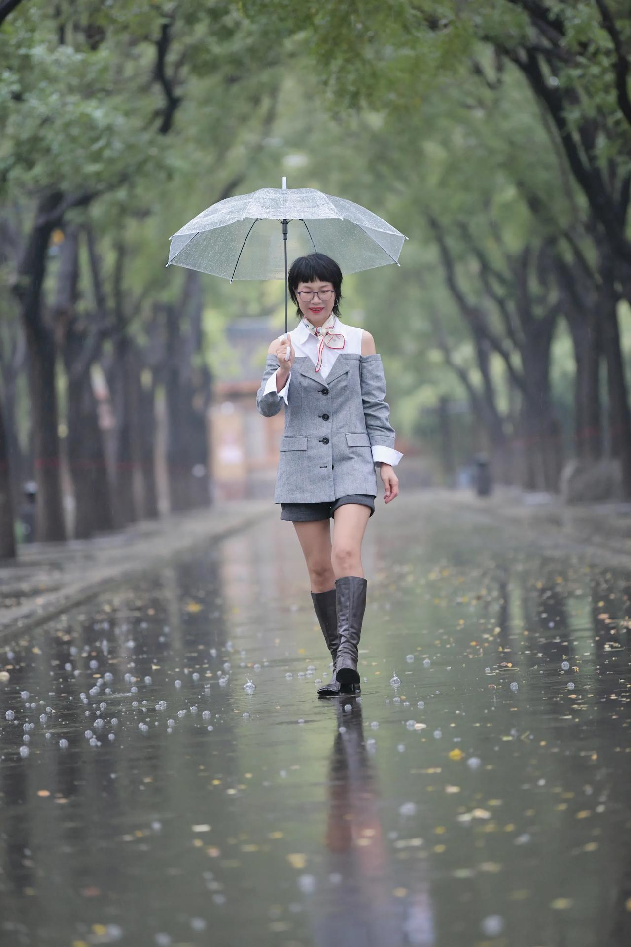 漫步在秋天的小雨之中！#美女雨中散步# #美女配秋景# #在公园晨练拍的# #美