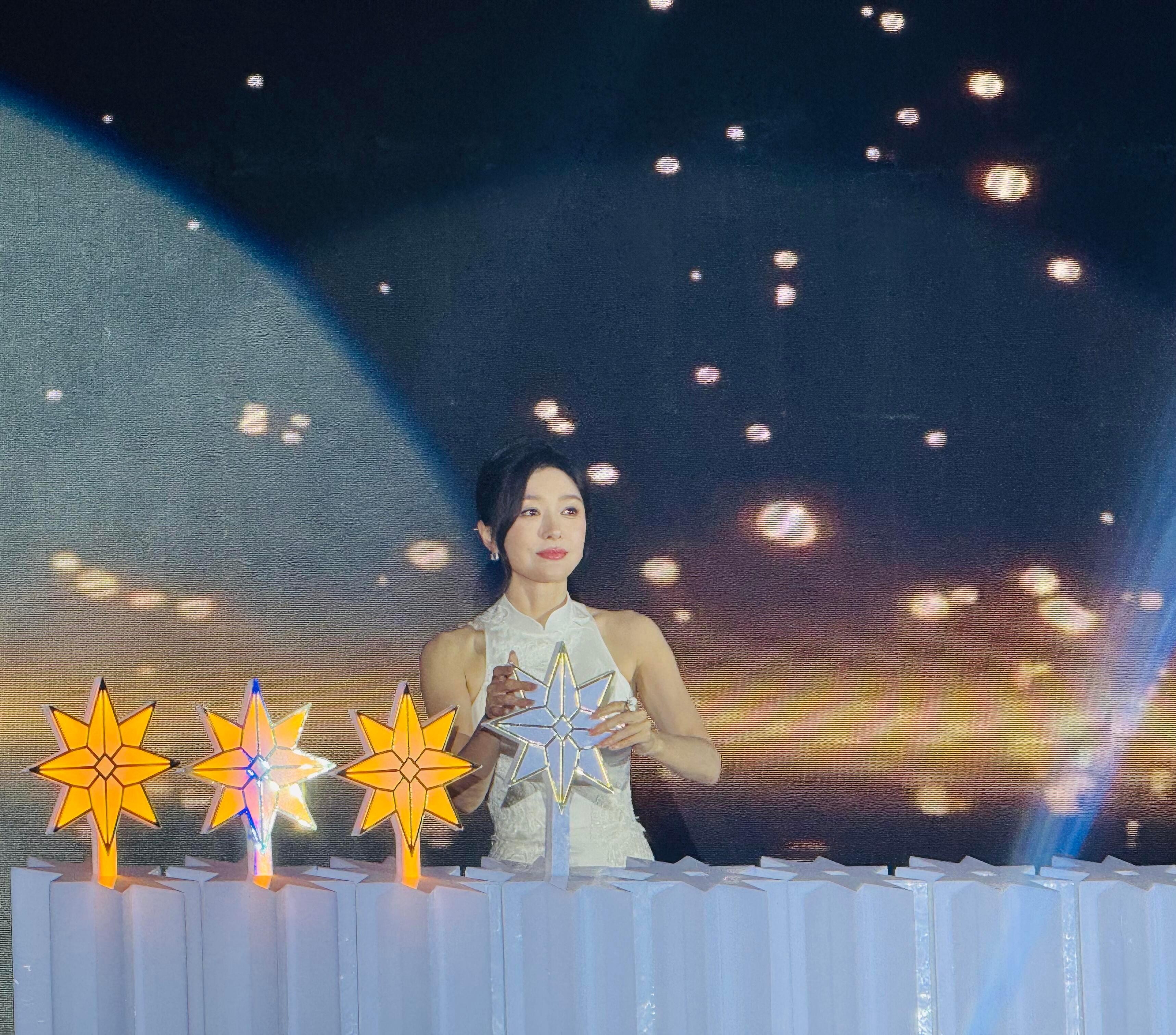 秦岚银簪配旗袍 秦岚美人如玉具象化秦岚这组中式造型直接美到失语。素白旗袍衬得身姿