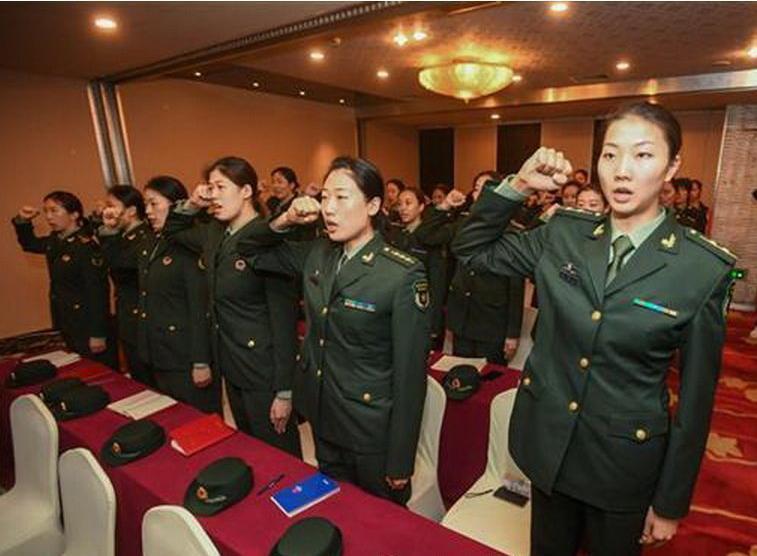 八一女排球员身着军装同框旧照：

我认出了长身玉立、神情坚定、英姿飒爽的袁心玥，