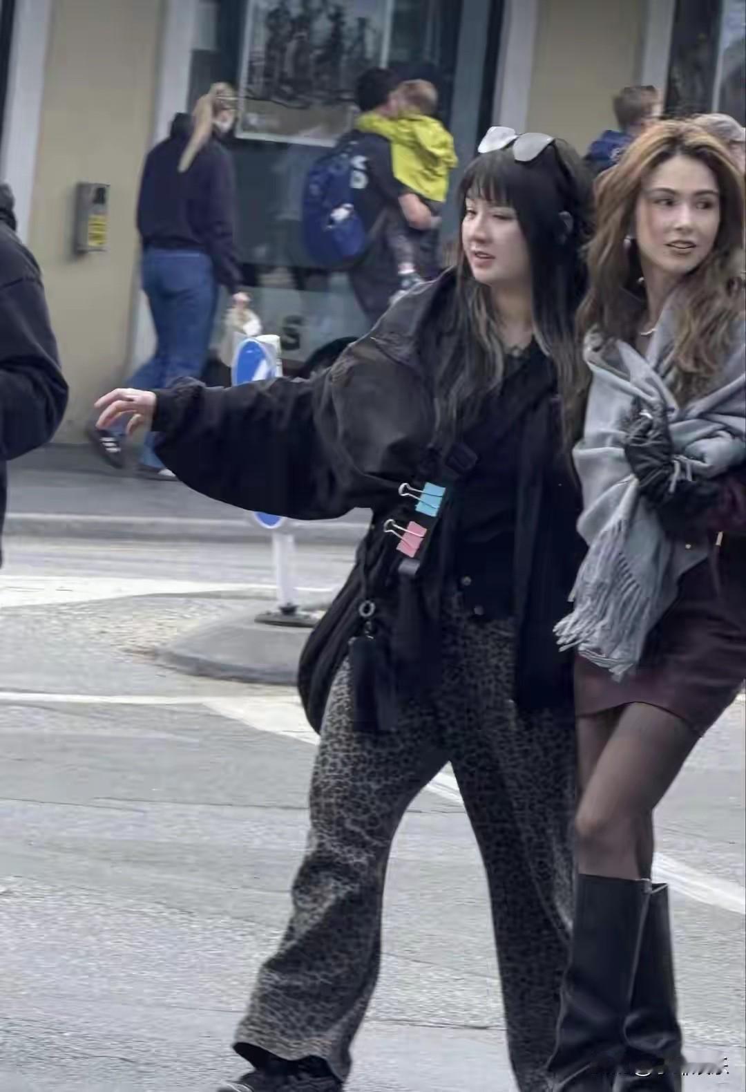 昆凌在国外街头被拍到，美得令人惊叹，妥妥一副少女模样。很难让人相信她已是三个孩子