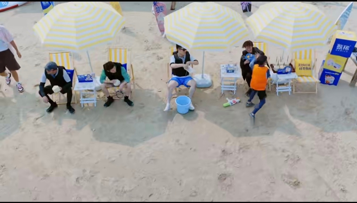 鹿晗提桶把小孩哥吓怂了哈哈哈哈哈 水枪对战画风突变，小孩哥气势满满主动猛攻，结果