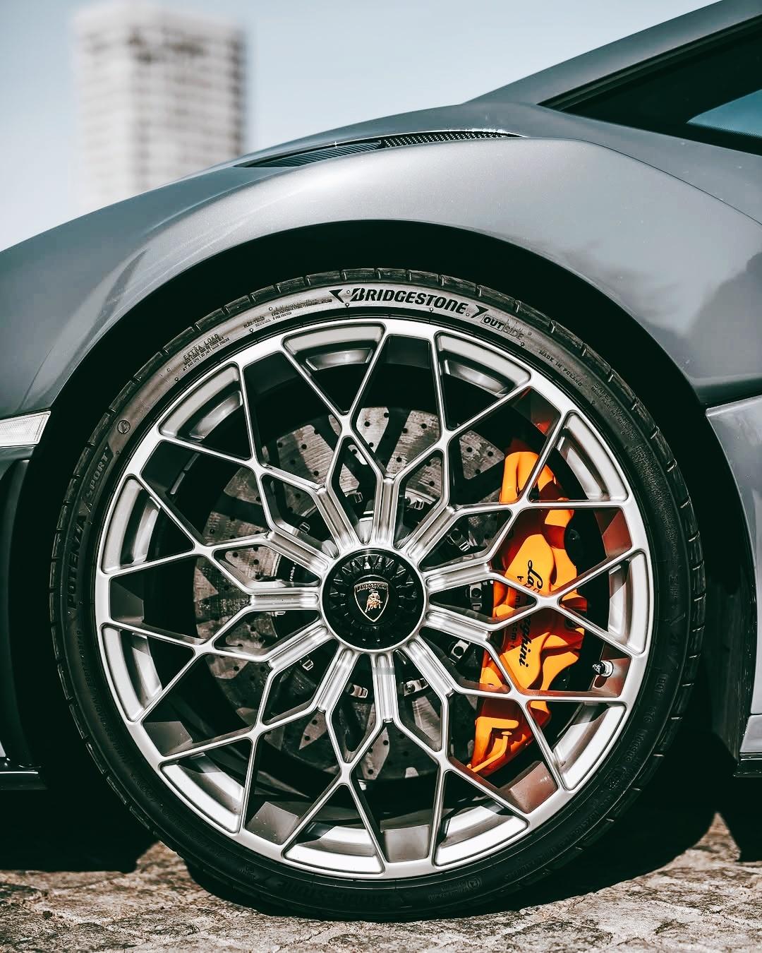 Lamborghini Huracan STO车重1339公斤，比Perform