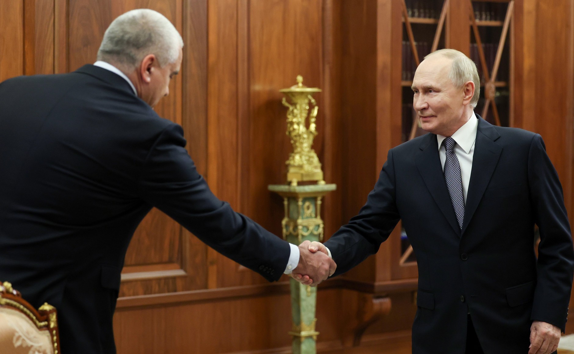 会见克里米亚共和国领导人谢尔盖·阿克肖诺夫谢尔盖·阿克肖诺夫向总统汇报了克里米亚