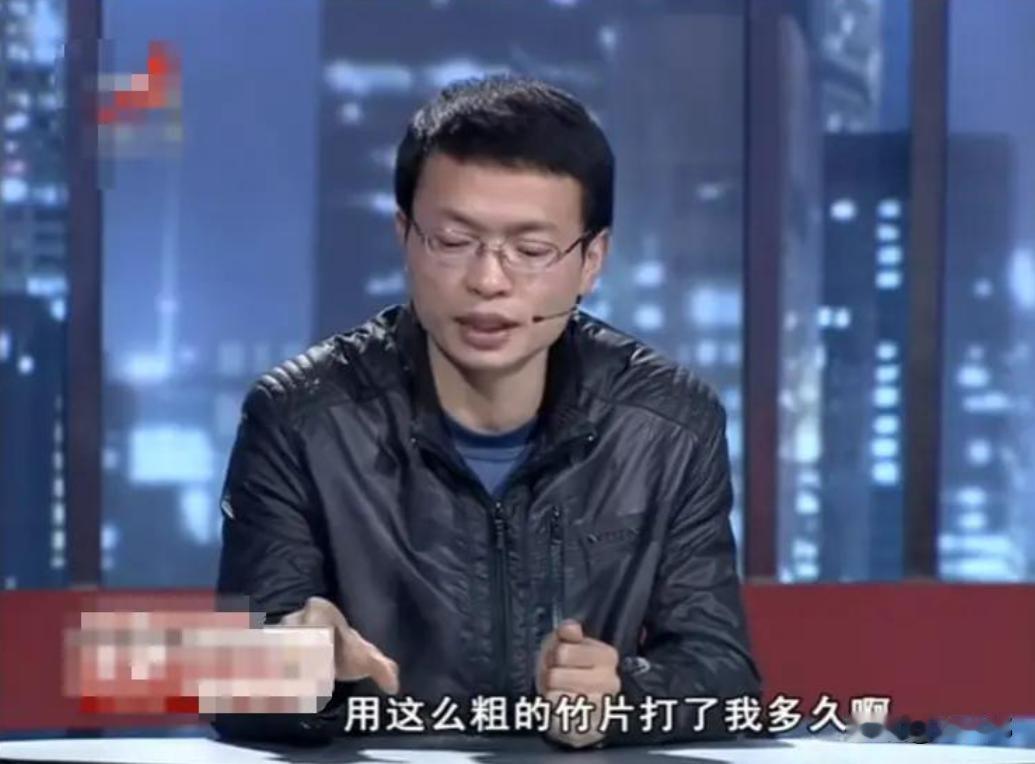 2013年，11岁男孩吃了继母几颗瓜子便遭到父亲毒打，此后更是被打了几年，14岁