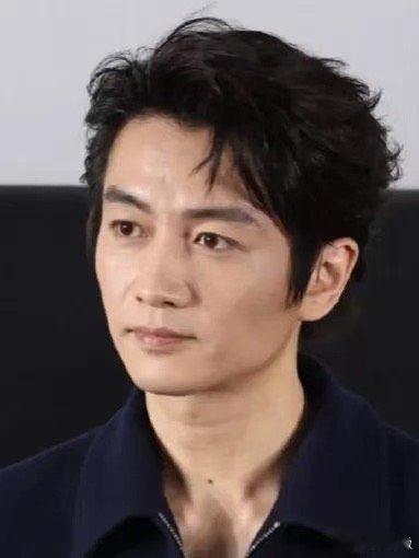 陈晓也老了，从照片里可以看出他皮肤干燥、有皱纹，眼神显得疲惫 ​​​