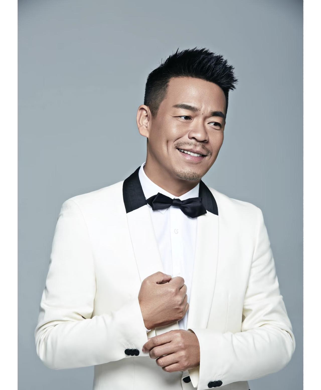 谁能想到！
岳云鹏演唱会没火自己，
反倒让沉寂20多年的
孙浩翻红出圈！
 
那