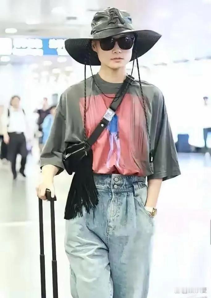 李宇春啊，把一个没穿裤子的美女印在短袖上，你怎么想的？

你跟我一样，离得远了就