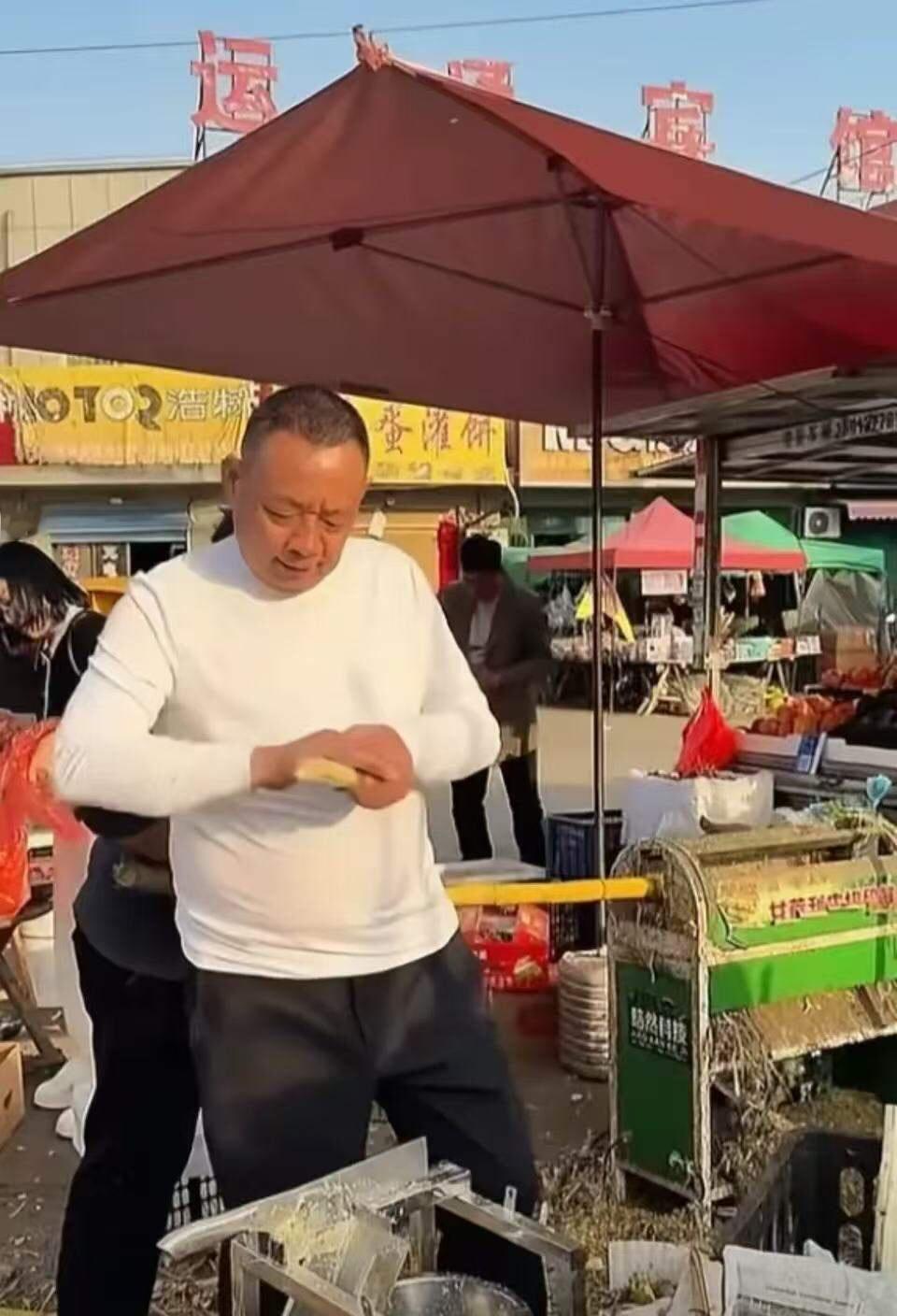 万万没想到！东来居然“沦落”到街头摆摊卖甘蔗了！网友：“我也是出息了，能吃上于东