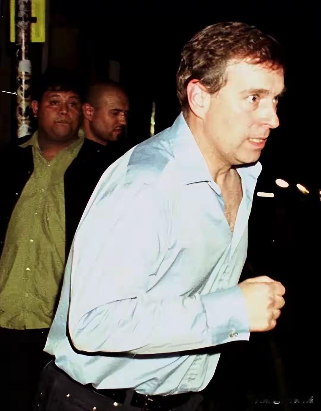 安德鲁的岁数现在也不小了，身为英国皇室成员，个人生活为什么这么不检点呢？按道理说