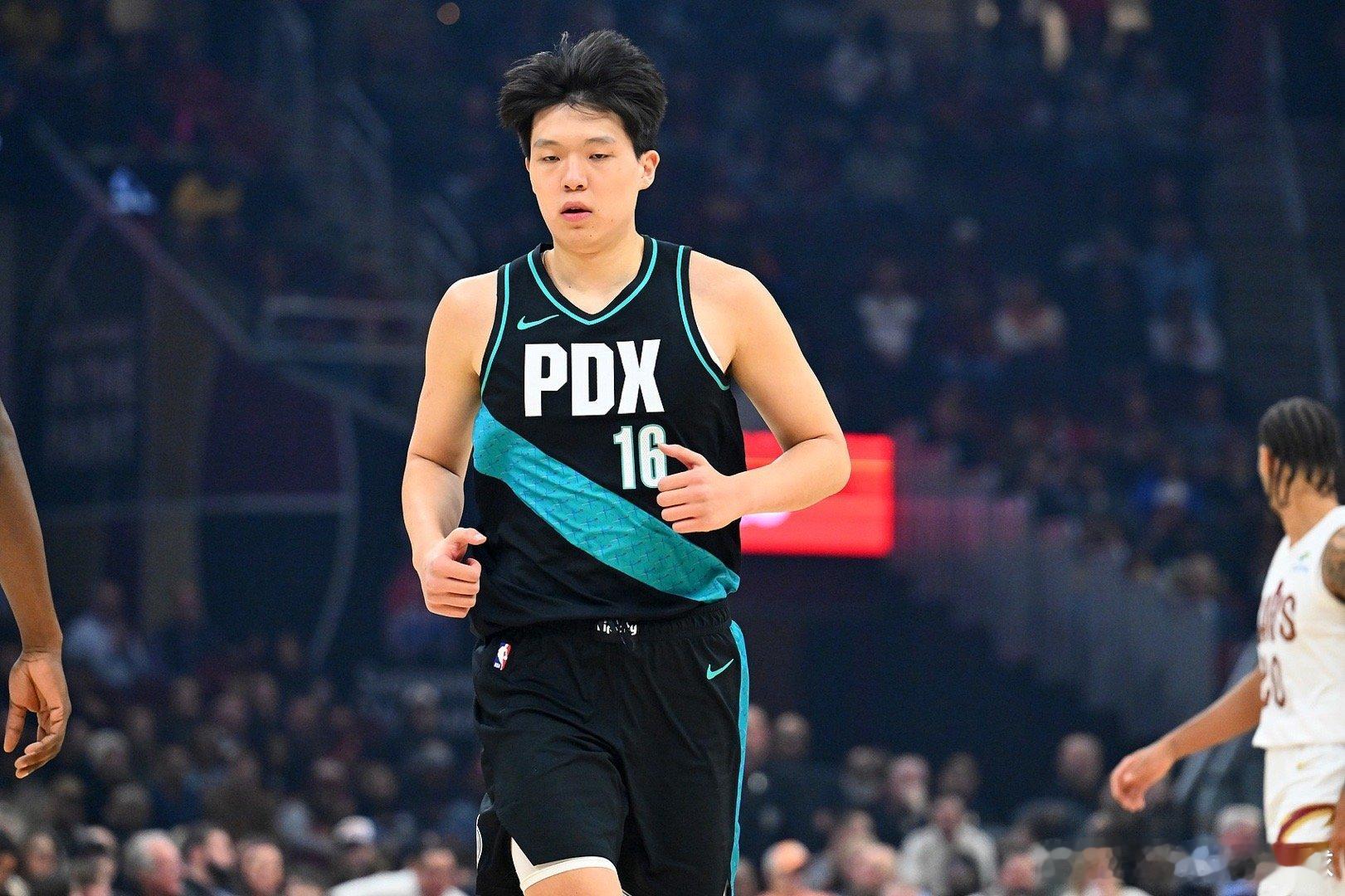 NBA常规赛继续进行，开拓者￼主场迎战勇士￼，开拓者近况不佳，三连败后暂列西部第