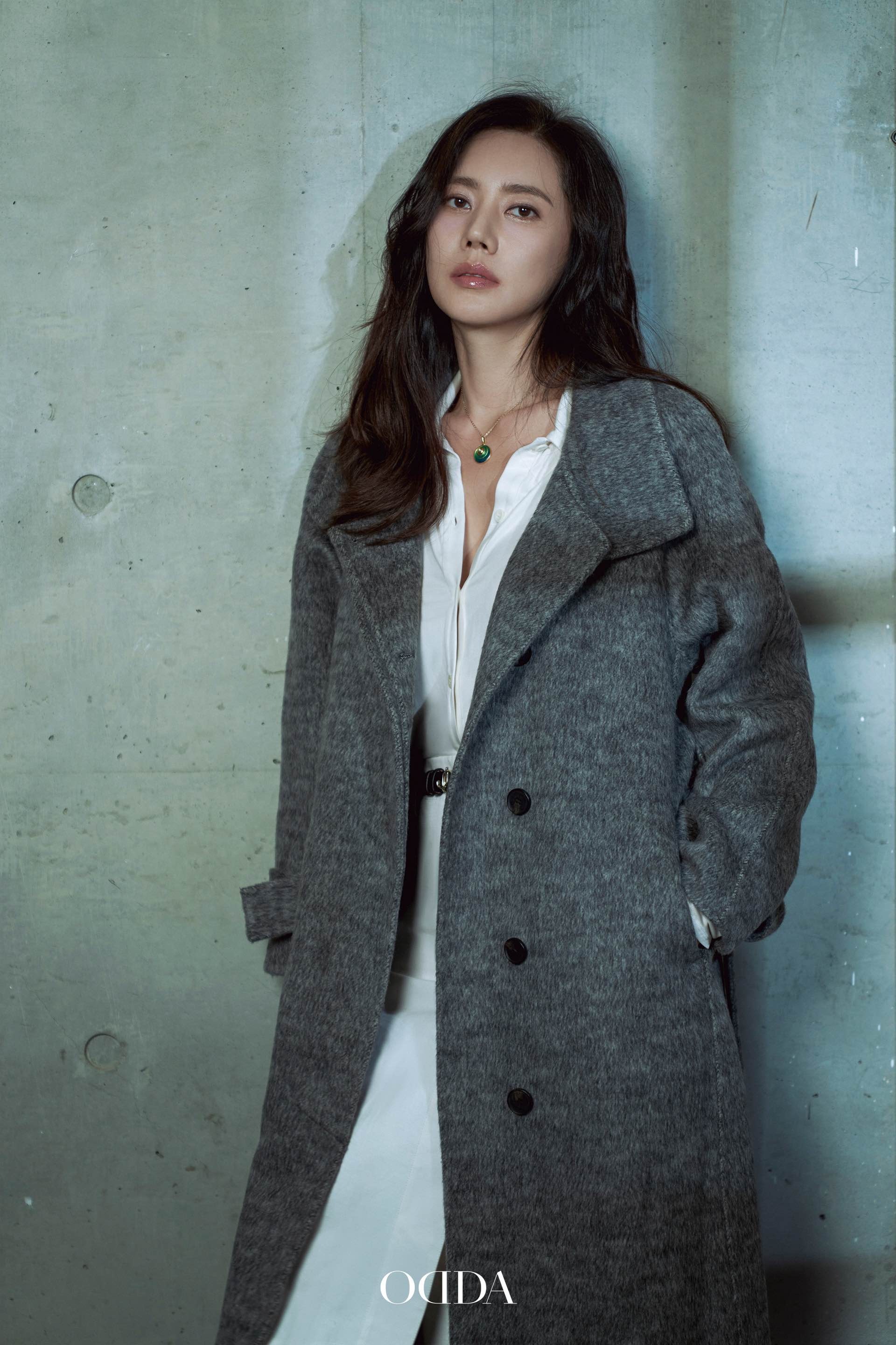 登上《ODDAMagazine中文版》最新杂志封面，光影明灭中，灰色风衣搭配裸色