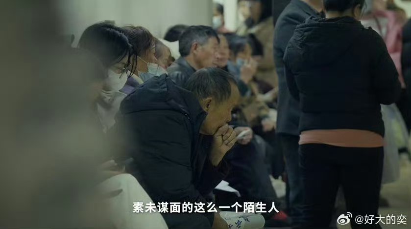 200位病友为临终老人的树浇水两百多位病友默默为老人的树浇水，陪他走完最后的时光