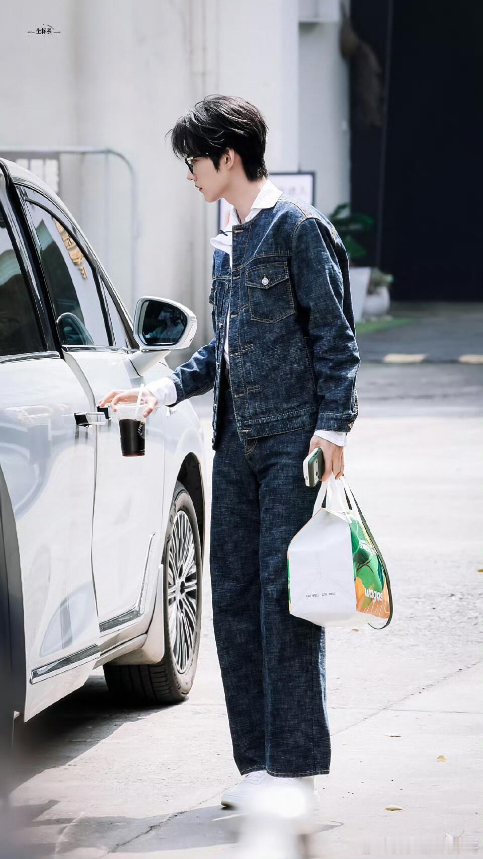 李雾没吃过的剩饭让周柯宇吃上了 周柯宇你小子是不是忘了自己曾经是爱豆啊，客人吃剩