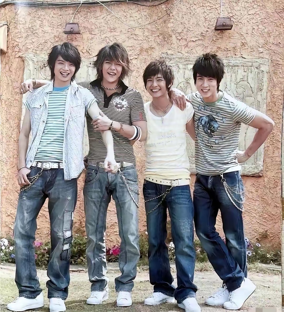 炎亚纶在里面怎么是最矮的 