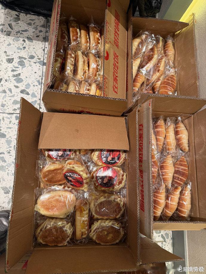 迪丽热巴给巴粉点奶茶也要点最贵的迪丽热巴给巴粉点奶茶也要点最贵的  迪丽热巴给粉