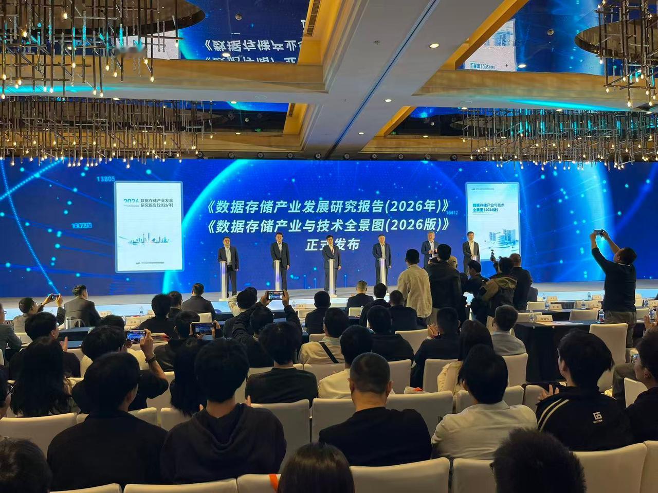 中科曙光推动三项标准落子，AI存储告别“自说自话”

做技术采购最怕两件事：厂商