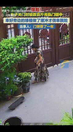 万万没想到！湖南，女子在院里溜达关上大门时，突然听到门框处发出异响就低头查看，不