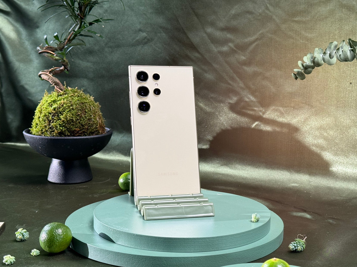 三星S24Ultra外观与上代差异不大，主打的就是内置的AI功能 ​​​