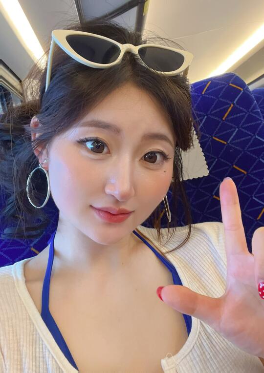 高铁上沉浸式化妆 回家啦 高铁化妆 这个夏天总要出去玩一趟吧 旅行真的...