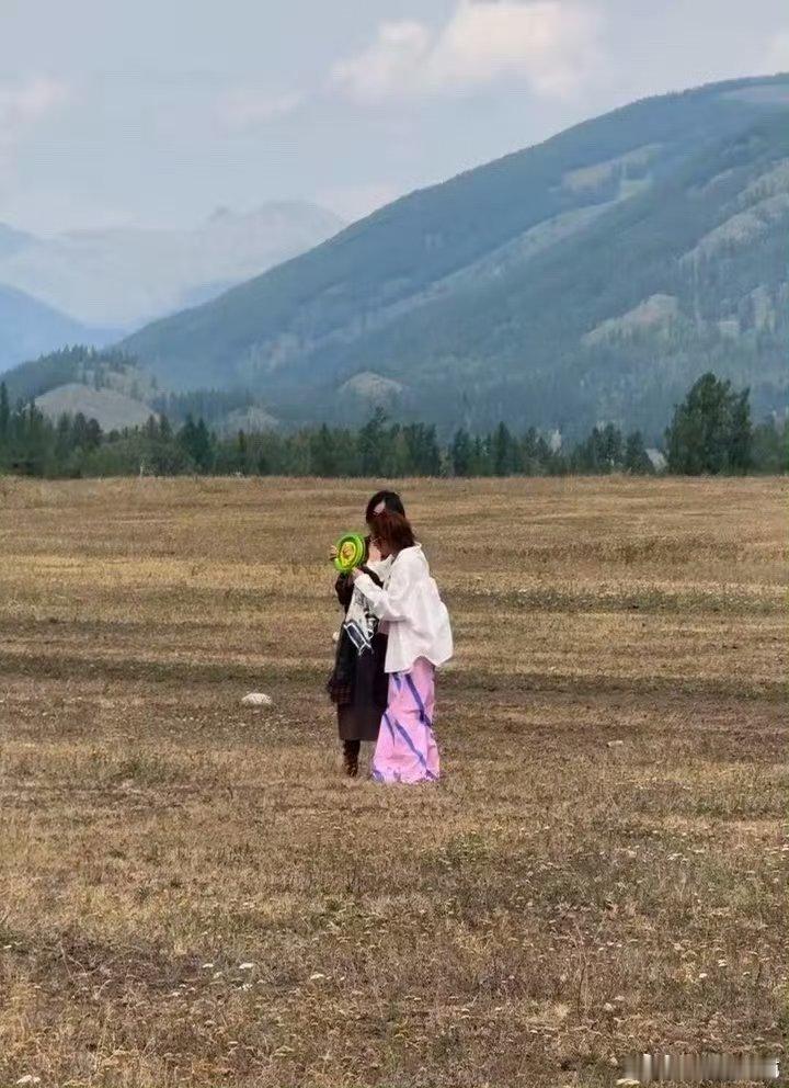 旅途美好瞬间定格，倪妮高叶一同放风筝，尽情拥抱旷野里的简单快乐倪妮高叶一起放风筝