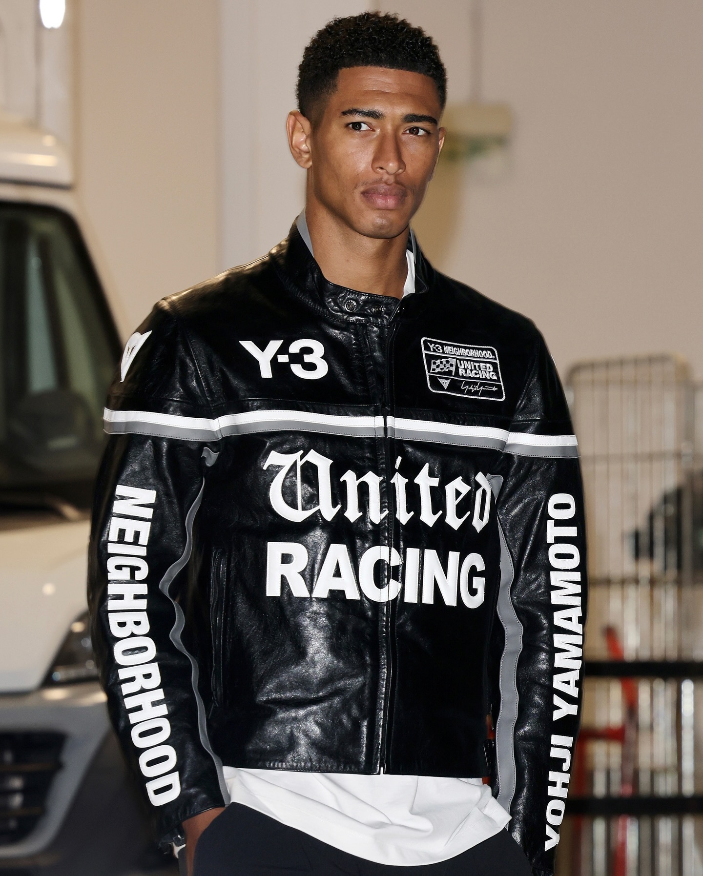 贝林厄姆昨天离开adidas世界杯拍摄活动 身穿Y-3 × NBHD 皮革赛车夹