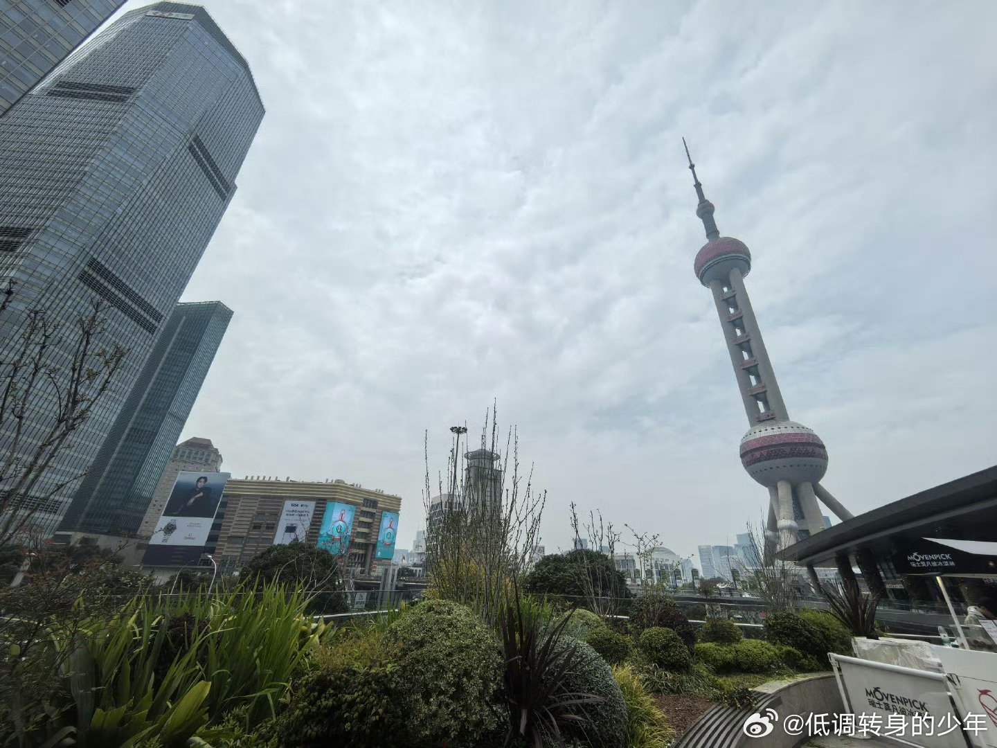 欧米茄很会选代言人～魏大勋 ！矜贵的新中式总裁就该到处铺满大地广，帅气！这个OM