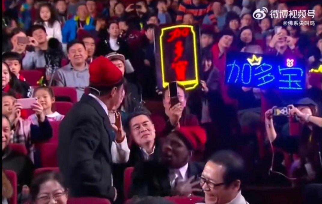 辽宁春晚宋小宝笑料已就位辽宁春晚 同款呲牙神态一致，嘴角弧度精准重合，看到这场景