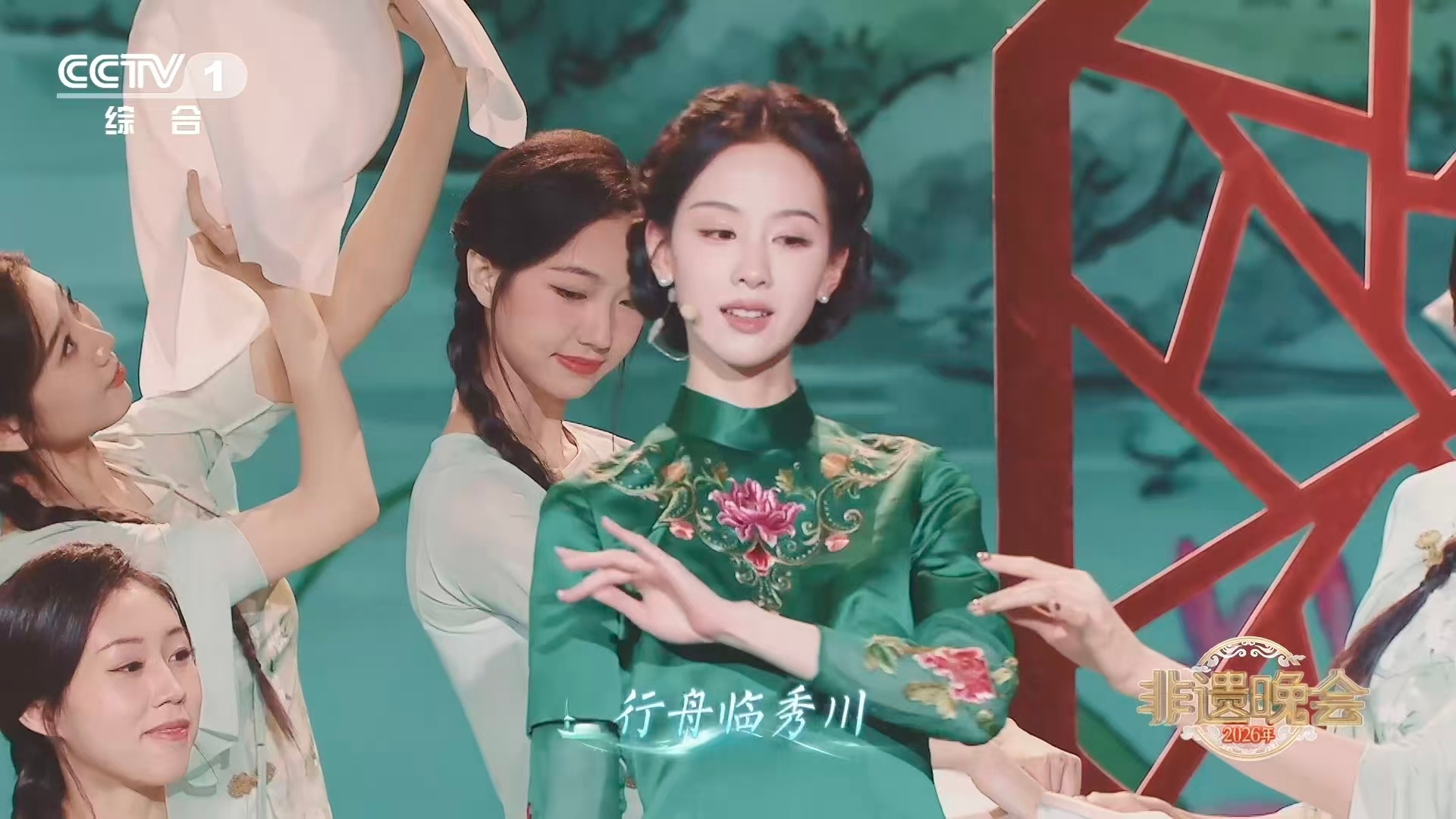 2000多小时织就的云锦旗袍有多美 老祖宗的审美永远封神！2000余小时织就一身