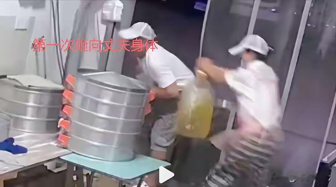 家有贤妻，夫复何求！丈夫检查电线触电，在这危急时刻，妻子用十秒钟把人救回。事后妻