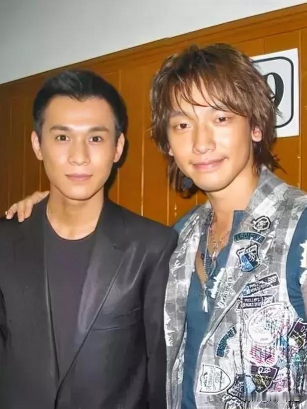 以前怎么会觉得Rain很帅呢？现在回头看，除了身材好，脸和帅一点不沾边，和旁边的