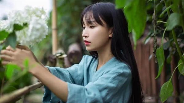 李子柒竟然在绵阳公园被偶遇了！
不敢相信，穿得简简单单，就像邻家小姐姐一样。
当