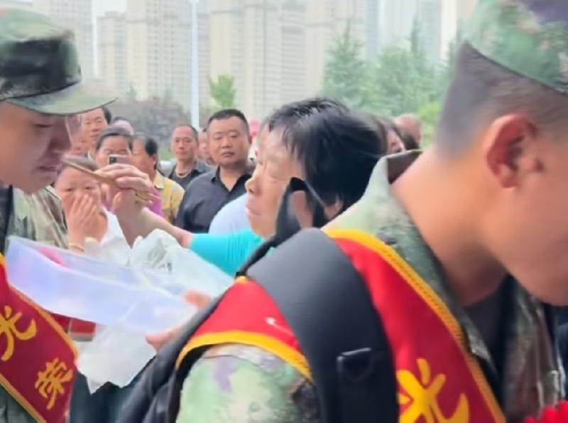 一碗饺子的分量有多重？高铁站上，一奶奶为了送自家孙子去当兵，特意煮了一碗饺子让孙