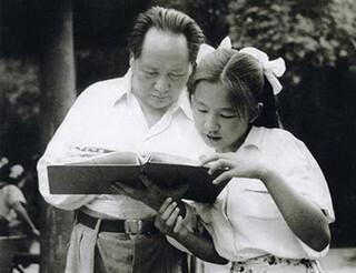 1972 年，李讷生娃后生活困难，写信请求爸爸接济，毛主席看罢来信后，心痛不已，