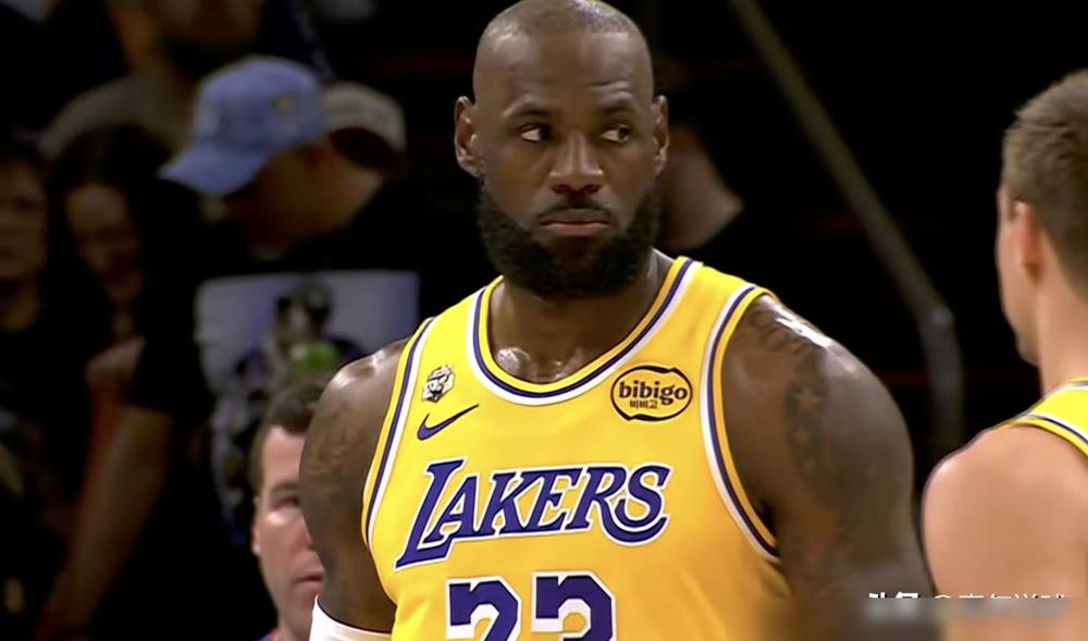 詹姆斯那记背身不看人传球，确实是神来之笔。可湖人客场，还是被太阳给锤了，三连败，